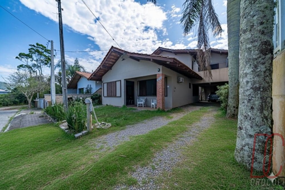 Casa em Bombas c/ 2 pavimentos a 100m mar